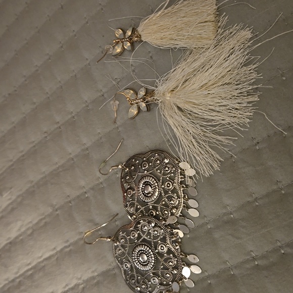 Elegant Jewelry Organizer with Assorted Earrings - Picture 14 of 14